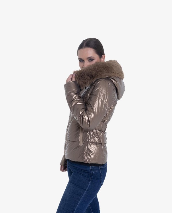 Cuplé PARKA ACOLCHADA DE NYLON BRONCE CON CAPUCHA Y DETALLES DE PELO
