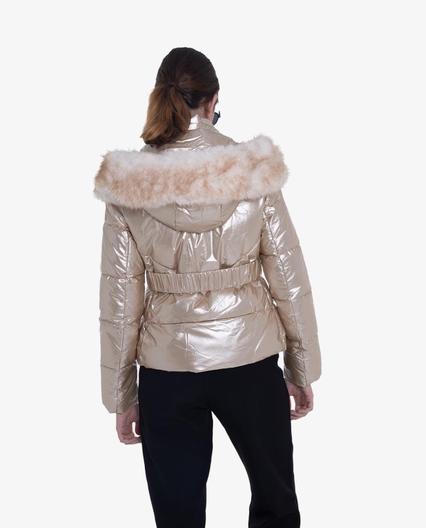 Cuplé PARKA ACOLCHADA DE NYLON DORADA CON CAPUCHA Y DETALLES DE PELO
