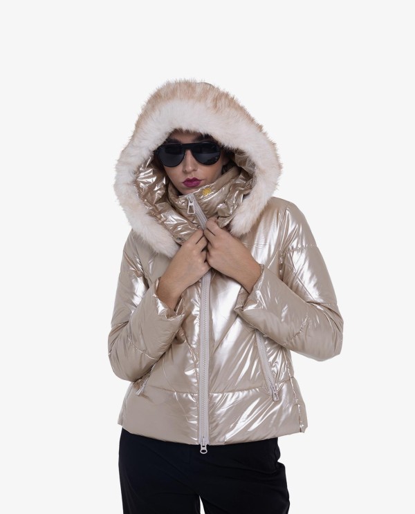 Cuplé PARKA ACOLCHADA DE NYLON DORADA CON CAPUCHA Y DETALLES DE PELO