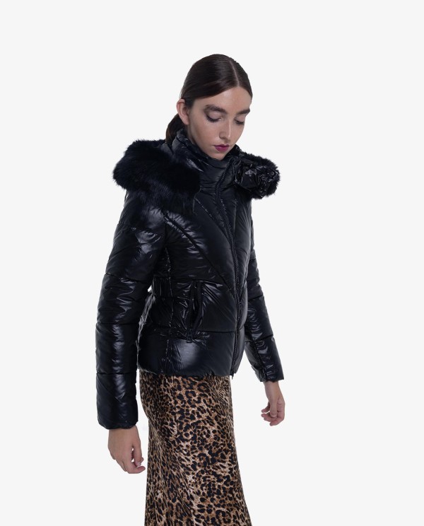 Cuplé PARKA ACOLCHADA DE NYLON NEGRA CON CAPUCHA Y DETALLES DE PELO