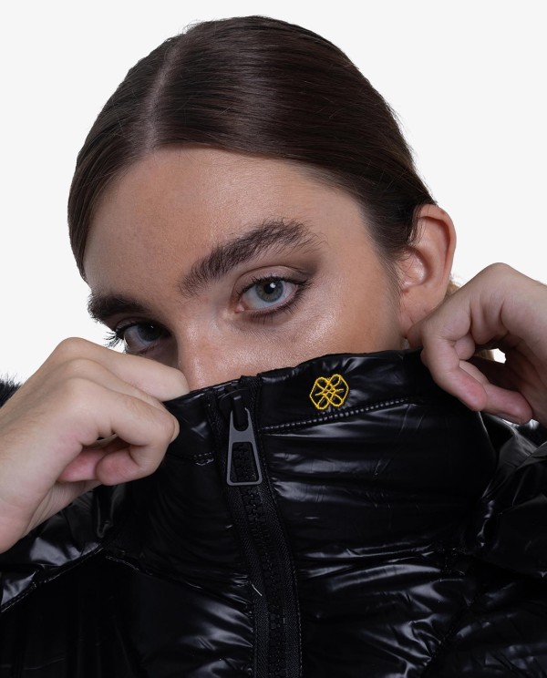 Cuplé PARKA ACOLCHADA DE NYLON NEGRA CON CAPUCHA Y DETALLES DE PELO
