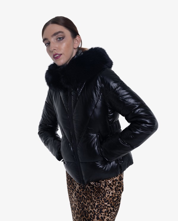Cuplé PARKA ACOLCHADA DE NYLON NEGRA CON CAPUCHA Y DETALLES DE PELO