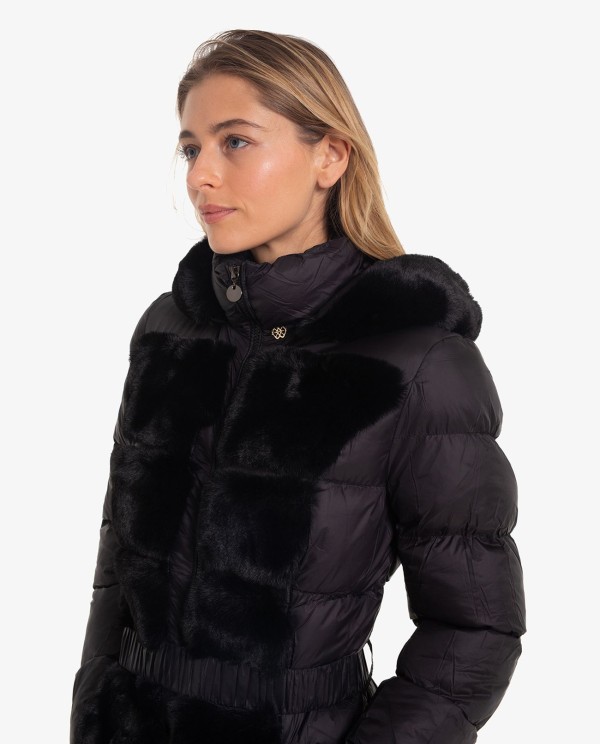 Cuplé PARKA LARGA DE NYLON NEGRO CON DETALLE DE PELO