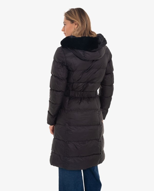 Cuplé PARKA LARGA DE NYLON NEGRO CON DETALLE DE PELO