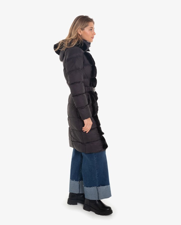 Cuplé PARKA LARGA DE NYLON NEGRO CON DETALLE DE PELO