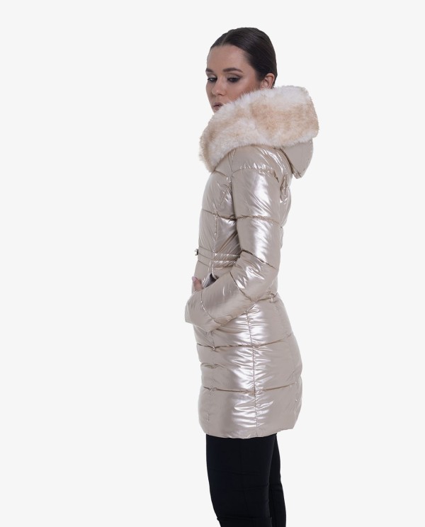 Cuplé PARKA LARGA DORADA ACOLCHADA DE NYLON CON CAPUCHA DE PELO