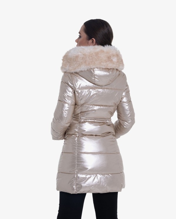 Cuplé PARKA LARGA DORADA ACOLCHADA DE NYLON CON CAPUCHA DE PELO