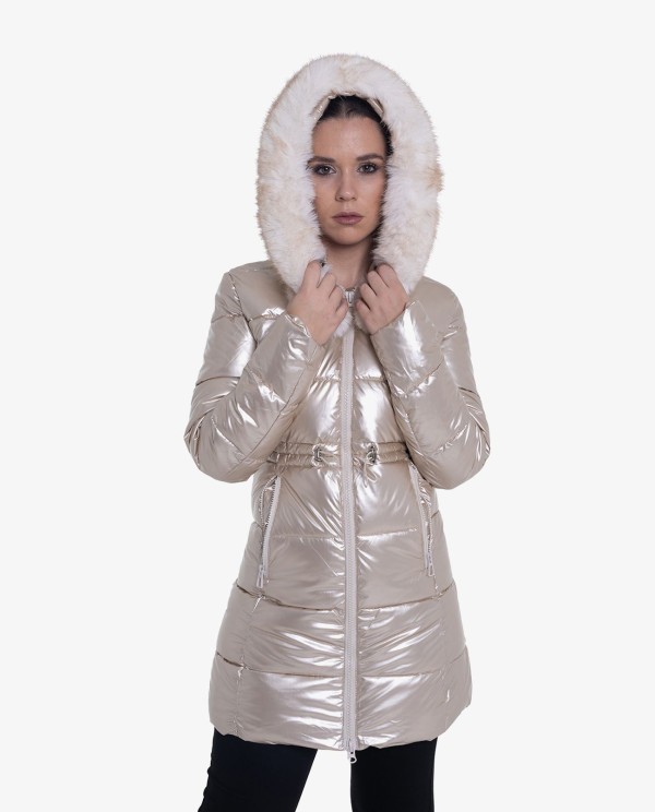 Cuplé PARKA LARGA DORADA ACOLCHADA DE NYLON CON CAPUCHA DE PELO