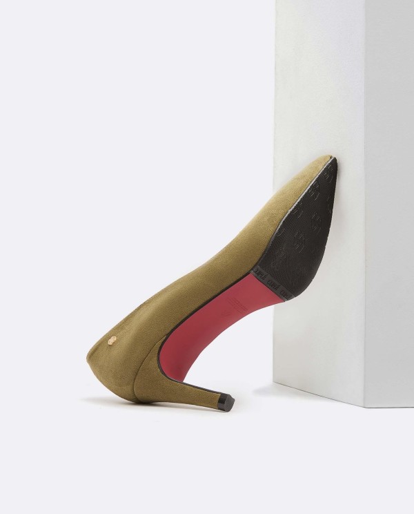 Cuplé SALÓN KAKI DE ULTRASUEDE CON PUNTA FINA Y TACÓN MEDIO