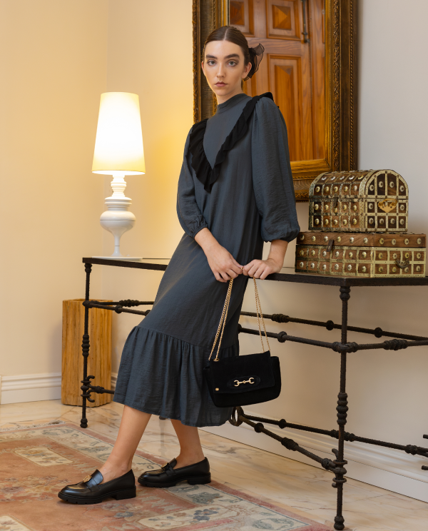 Cuplé VESTIDO MIDI GRIS CON VOLANTES Y MANGAS ABULLONADAS