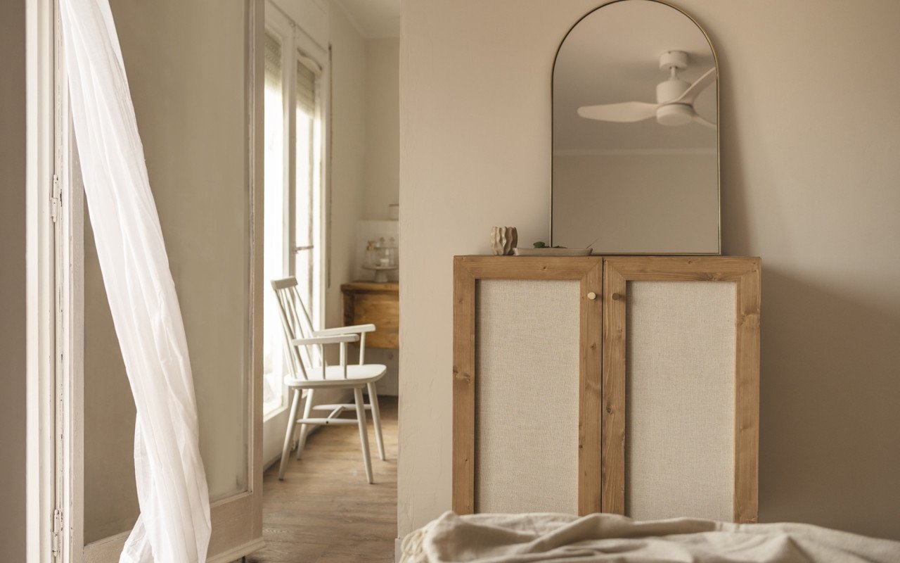 Deco Wood Aparador De Madera Maciza Y Tejido De Lino De 2 Puertas En Tono Roble Oscuro De 100x80cm