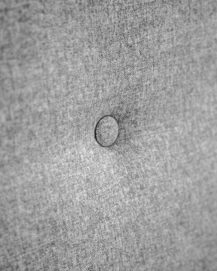 Deco Wood Cabecero Tapizado De Poliester Con Botones En Color Gris De 90x80cm