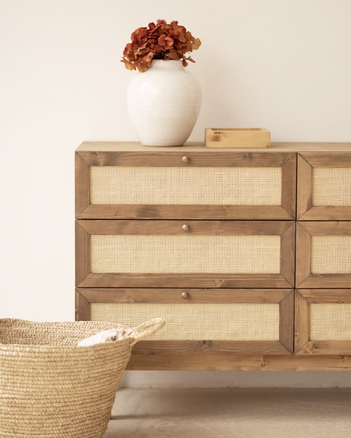 Deco Wood Cómoda De Madera Maciza Y Rafia Con Seis Cajones En Tono Roble Oscuro De 76x120cm
