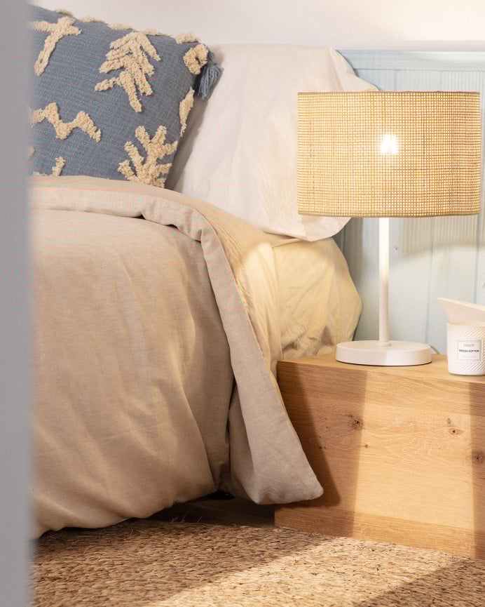 Deco Wood Lámpara De Mesa Elaborada Con Base Metálica Color Blanco Y Pantalla De Ratán