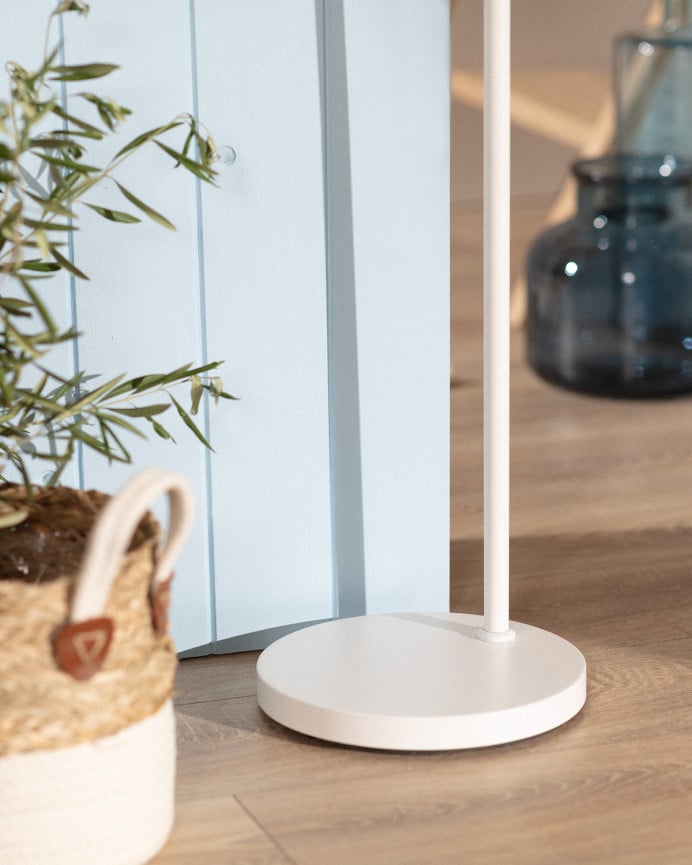 Deco Wood Lámpara De Pie Elaborada Con Base Metálica Color Blanco Y Pantalla De Ratán