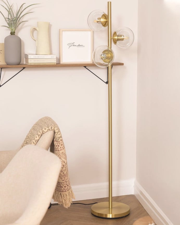 Deco Wood Lámpara De Pie Elaborada Con Una Base De Aluminio Color Dorado Y Tres Esferas De Cristal Transparente