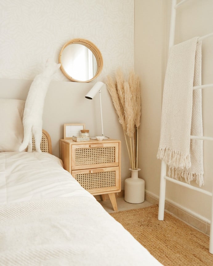 Deco Wood Mesita De Madera De Caucho Con Dos Cajones Y Frontal De Rejilla Cannage De 54x40cm