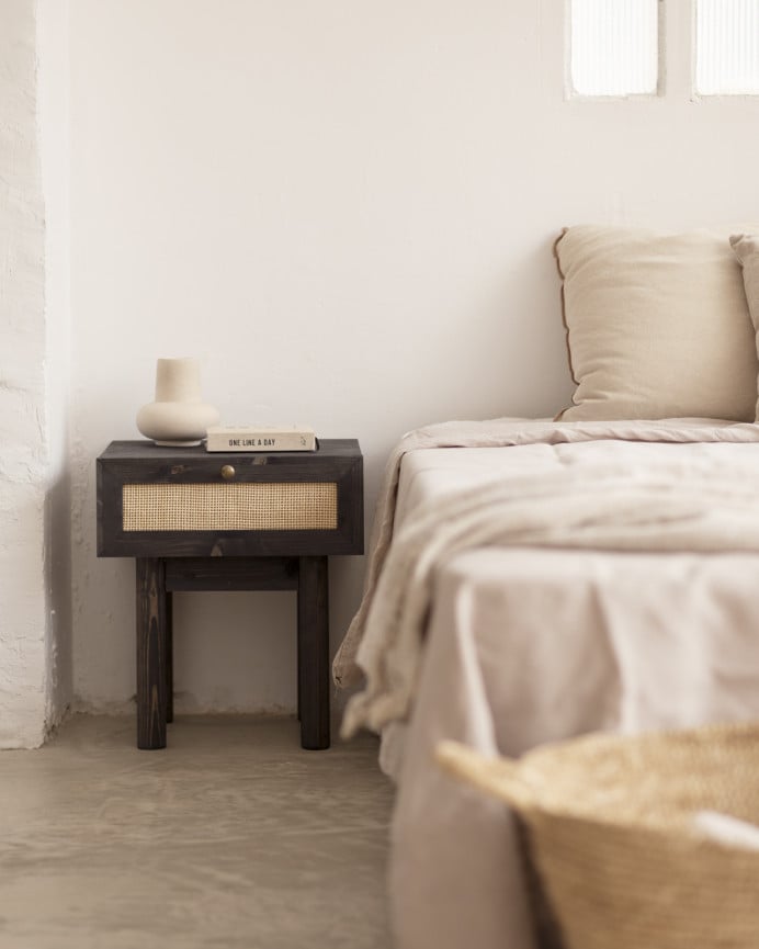 Deco Wood Mesita De Noche De Madera Maciza Y Rafia Con Un Cajón En Tono Negro De 40x45cm