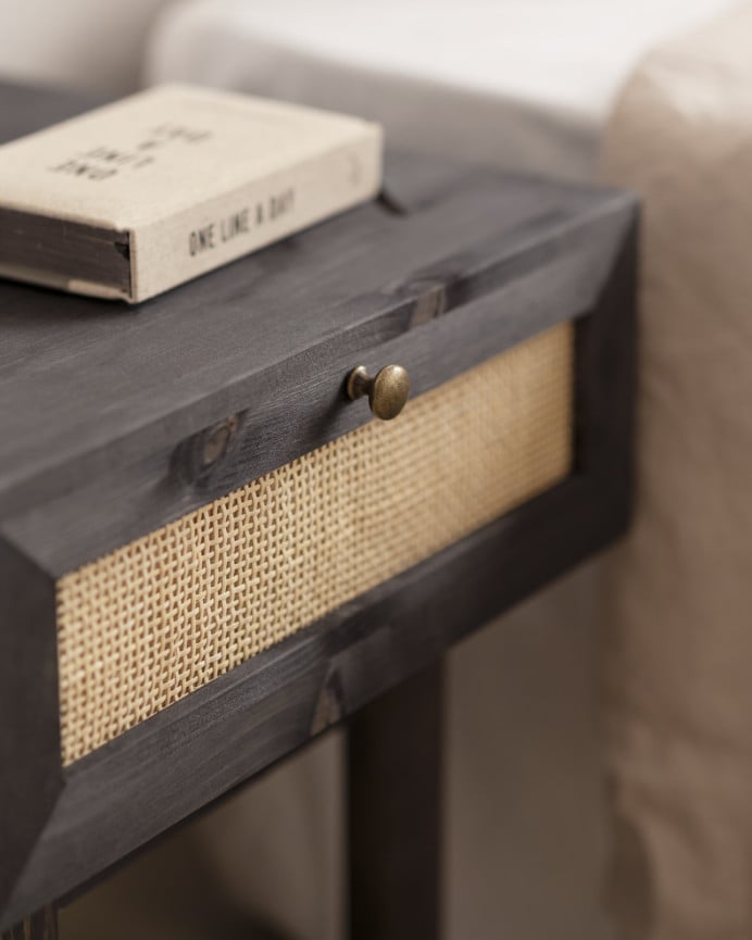 Deco Wood Mesita De Noche De Madera Maciza Y Rafia Con Un Cajón En Tono Negro De 40x45cm