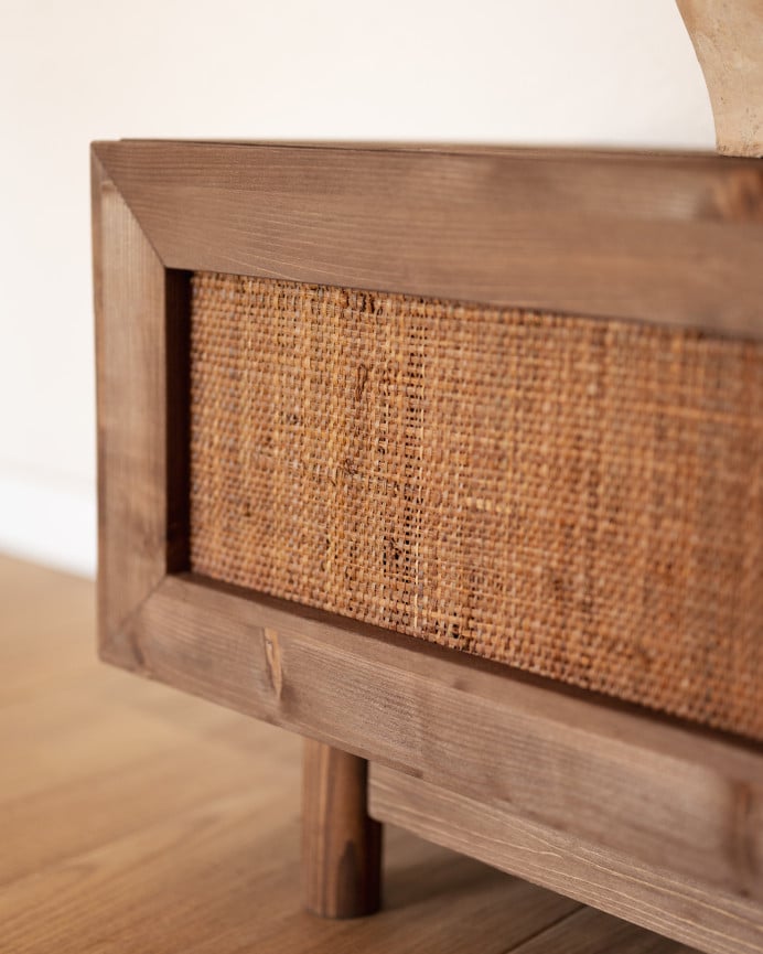 Deco Wood Mueble De TV De Madera Maciza Y Tejido De Rafia De 2 Puertas En Tono Nogal De 150x40cm
