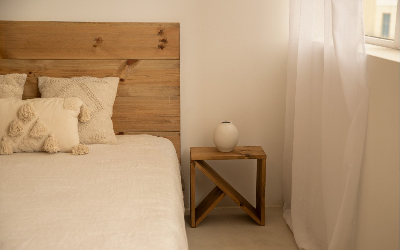 Deco Wood Pack Cabecero Y Mesitas De Madera Maciza En Tono Roble Oscuro De 140cm