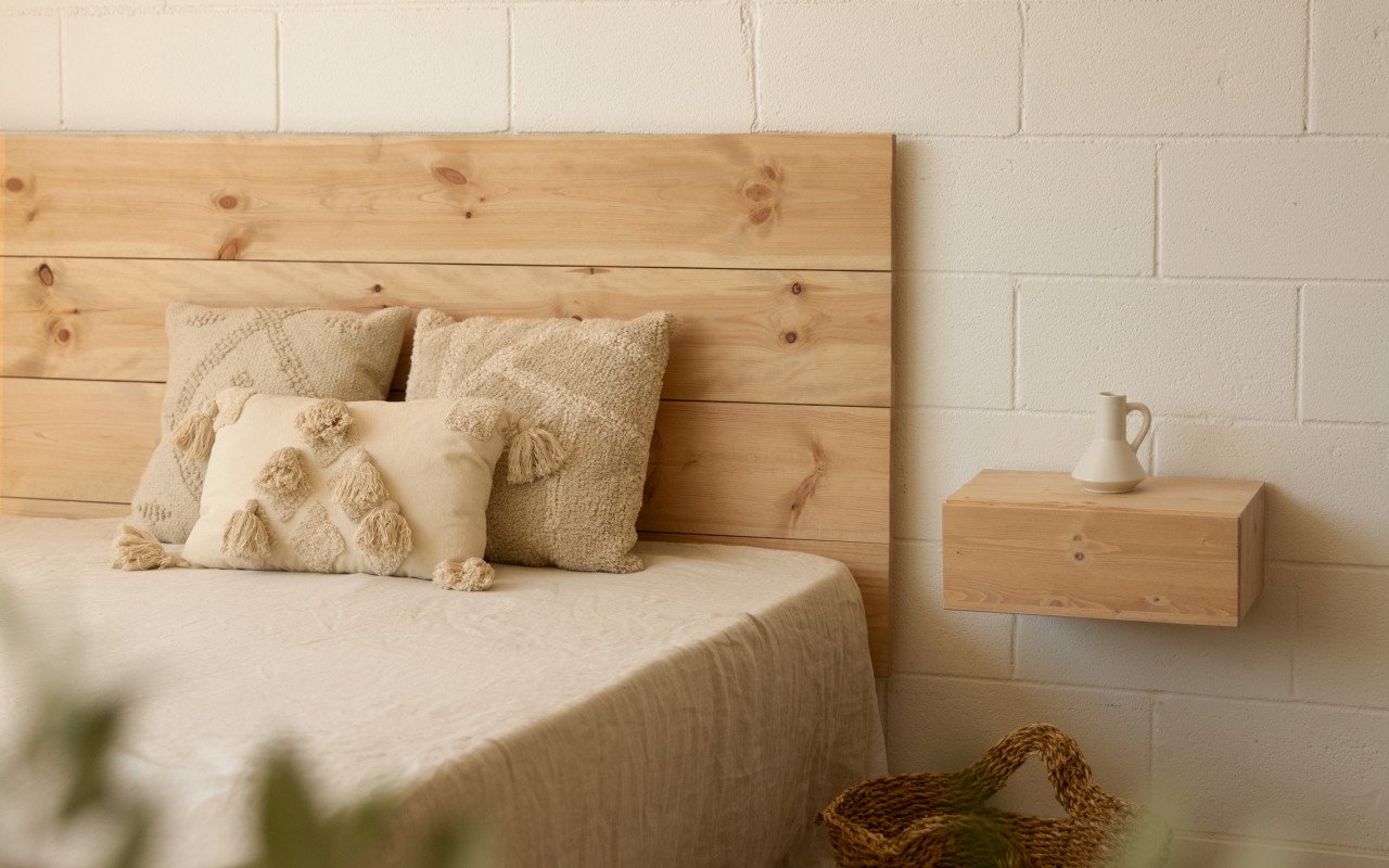 Deco Wood Pack Cabecero Y Mesitas Flotantes De Madera Maciza En Tono Roble Medio De 140cm