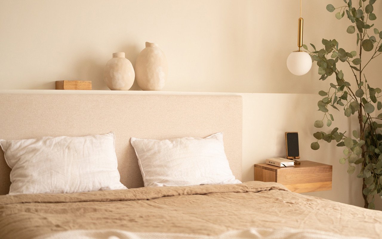 Deco Wood Pack De Cabecero Tapizado Tono Beige De 135cm Y 2 Mesitas De Noche Flotantes De Madera Maciza Tono Roble Oscuro De 15x40cm