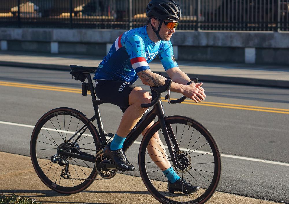 Defeet Wooleator Pro 6" D-Logo