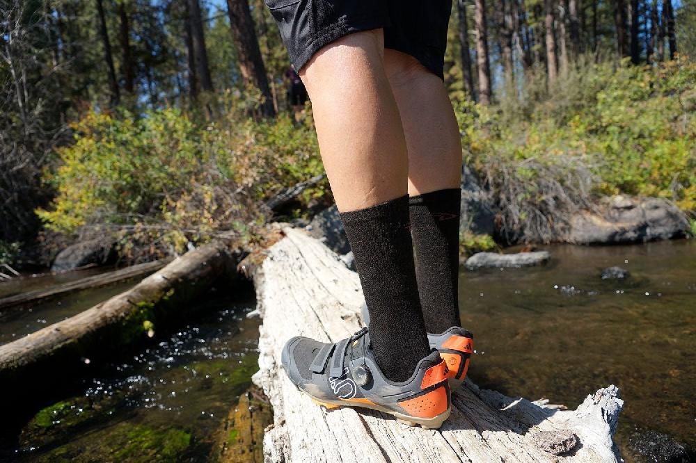 Defeet Wooleator Pro 6" D-Logo