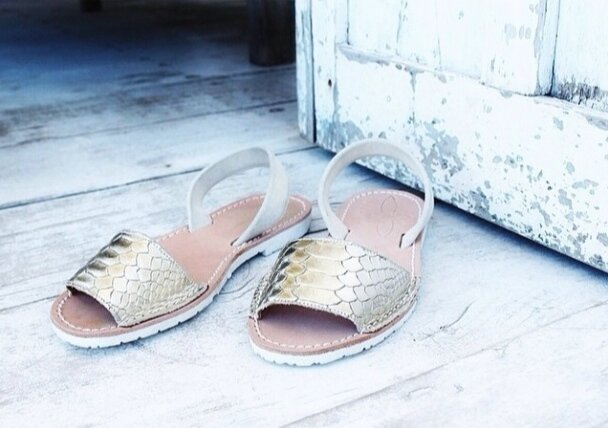 Del rio london Metallic snake embossed sandals champagne