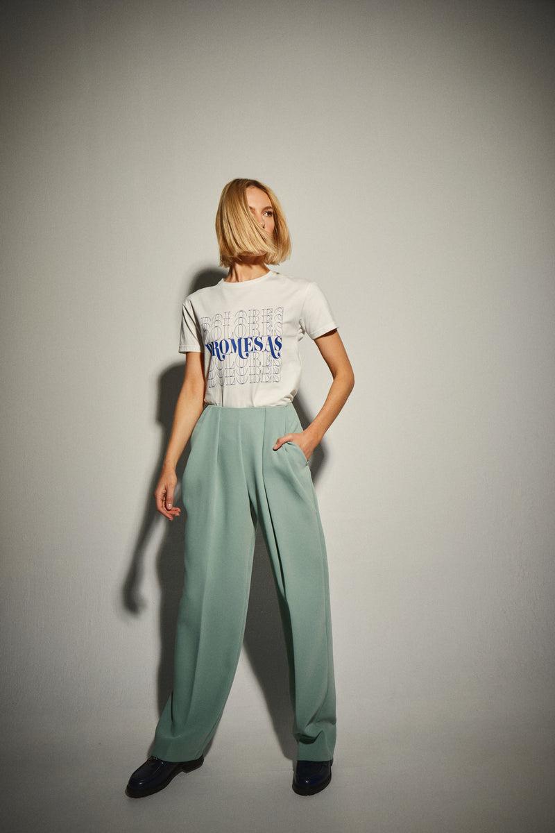 Dolores Promesas Camiseta Blanca Básica Lettering Promesas