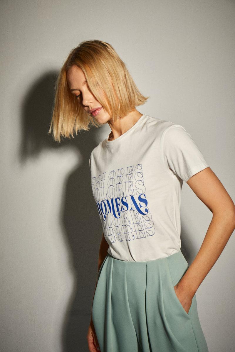 Dolores promesas Camiseta Blanca Básica lettering Promesas