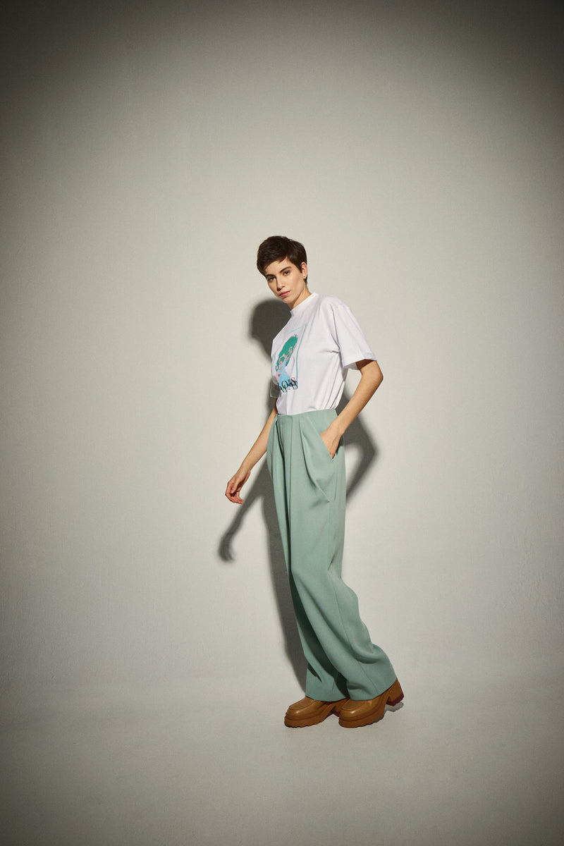 Dolores Promesas Camiseta Blanca Dolores Gafas Verde