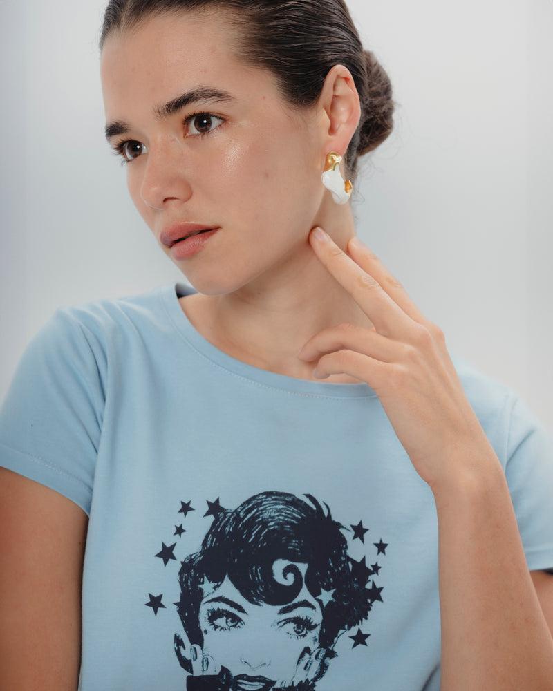 Dolores Promesas Camiseta Ilustrada Celeste Dolores