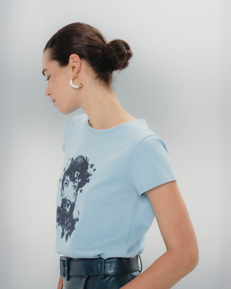 Dolores Promesas Camiseta Ilustrada Celeste Dolores