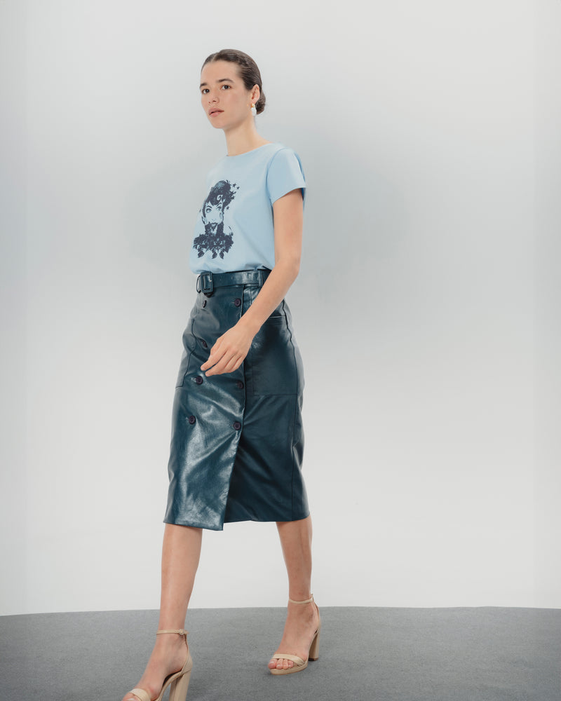 Dolores Promesas Camiseta Ilustrada Celeste Dolores