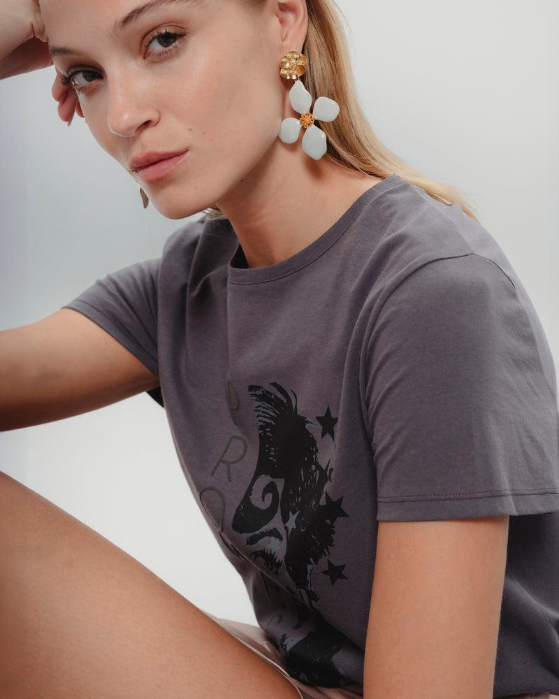 Dolores Promesas Camiseta Gris Ilustrada Promesas