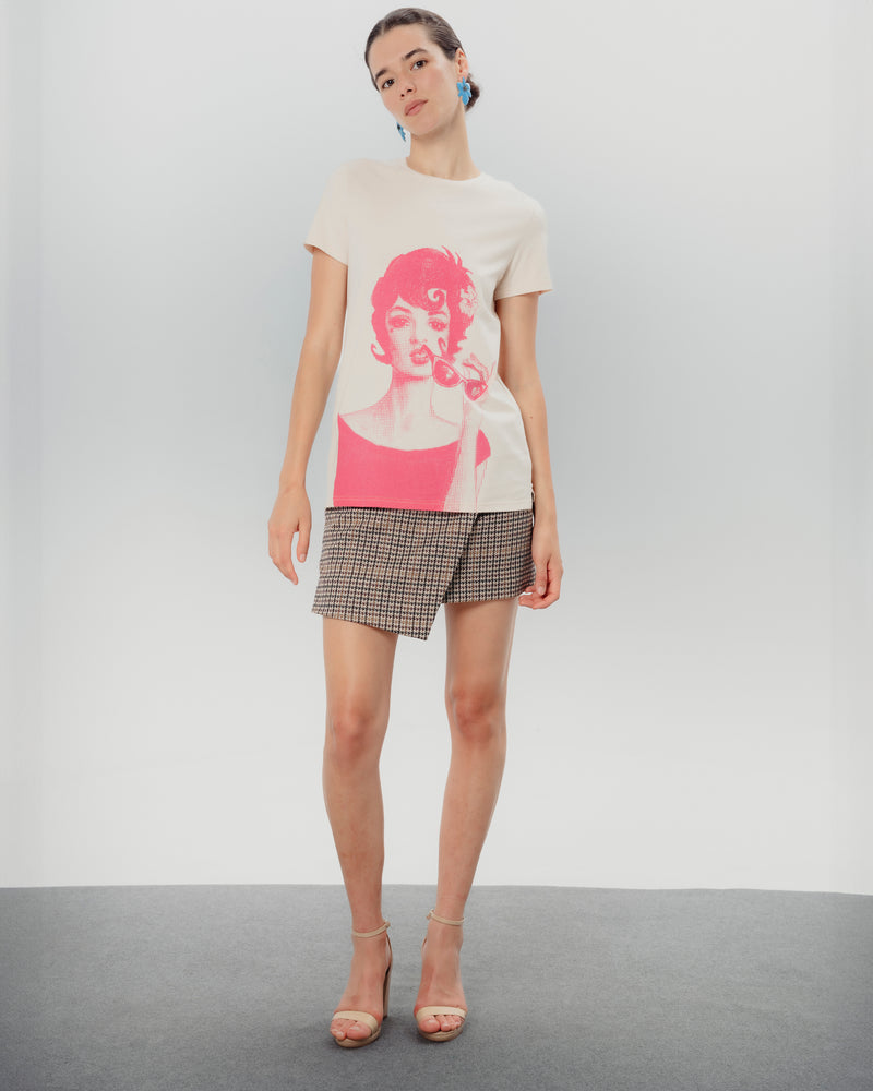 Dolores Promesas Camiseta Ilustrada Beige Dolores