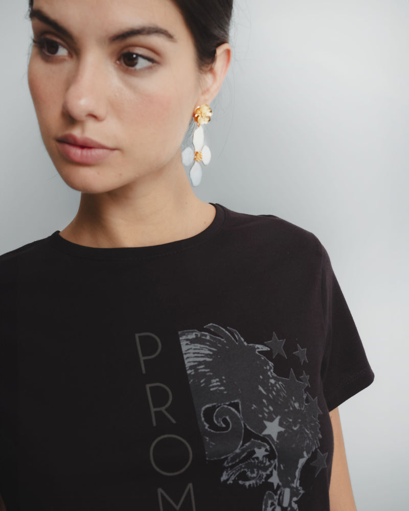 Dolores Promesas Camiseta Negra Ilustrada Promesas