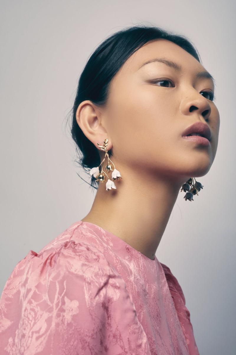 Dolores Promesas Pendientes Lirios Del Valle Blancos