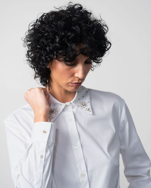 Etiem Blusón Largo De Popelín Con Pedrería En El Cuello