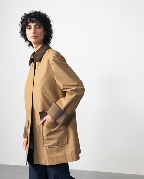 Etiem Gabardina corta repelente al agua con contrastes de cuadros y pana