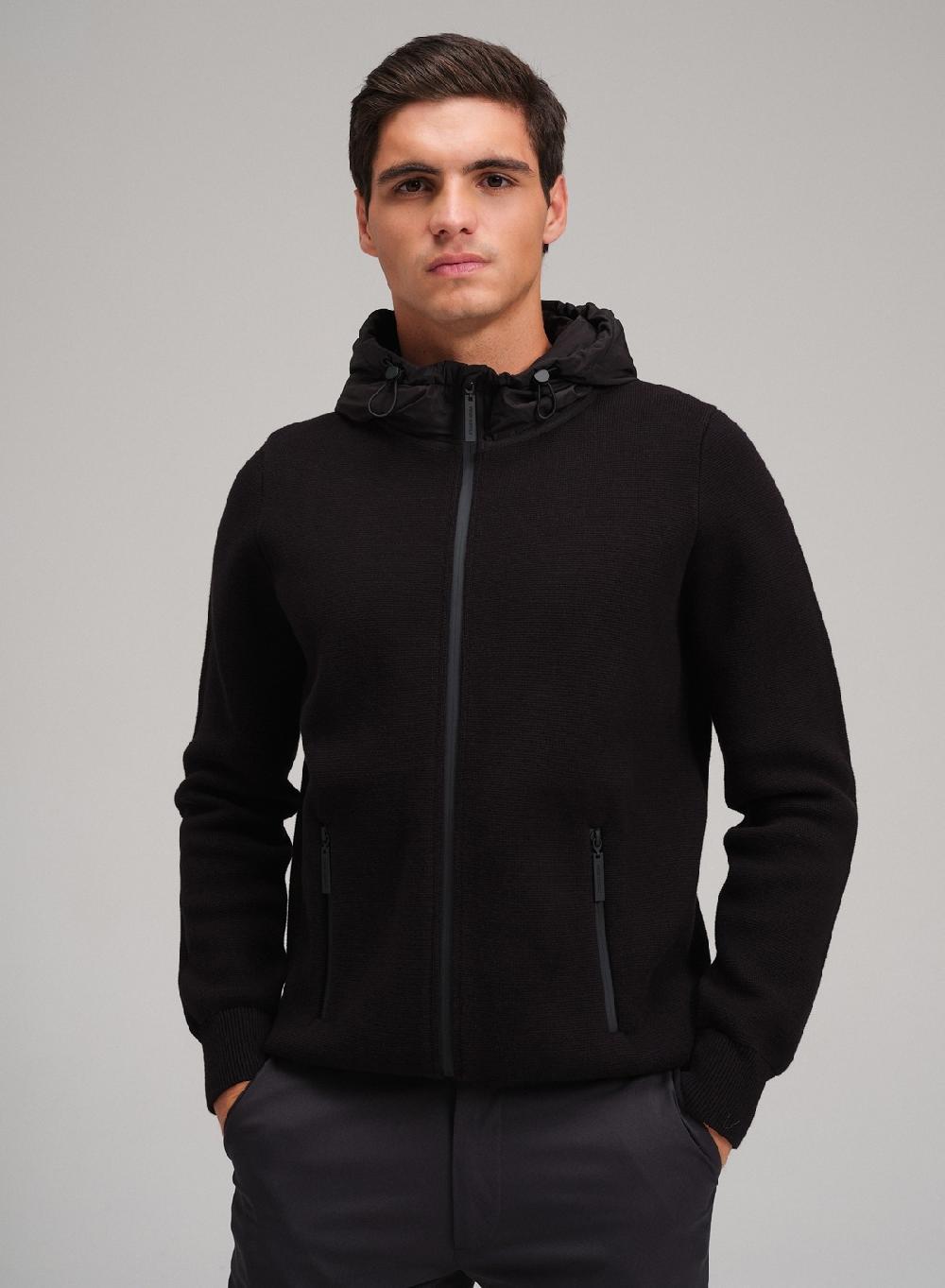 Etiqueta negra Campera capucha cierres engomados nylon