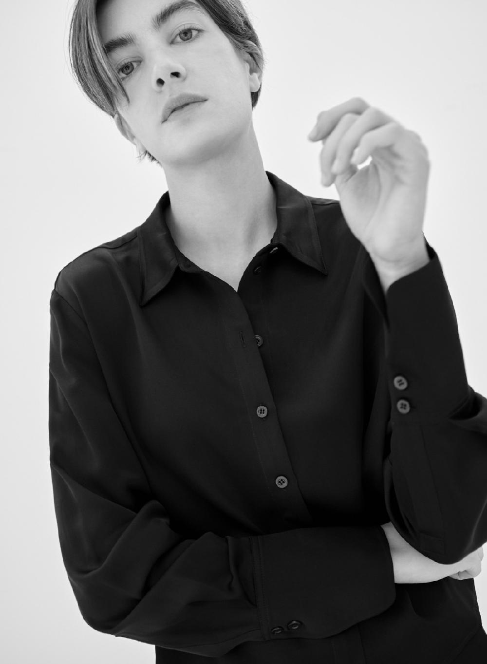 Etiqueta negra Camisa clasica saten liviano