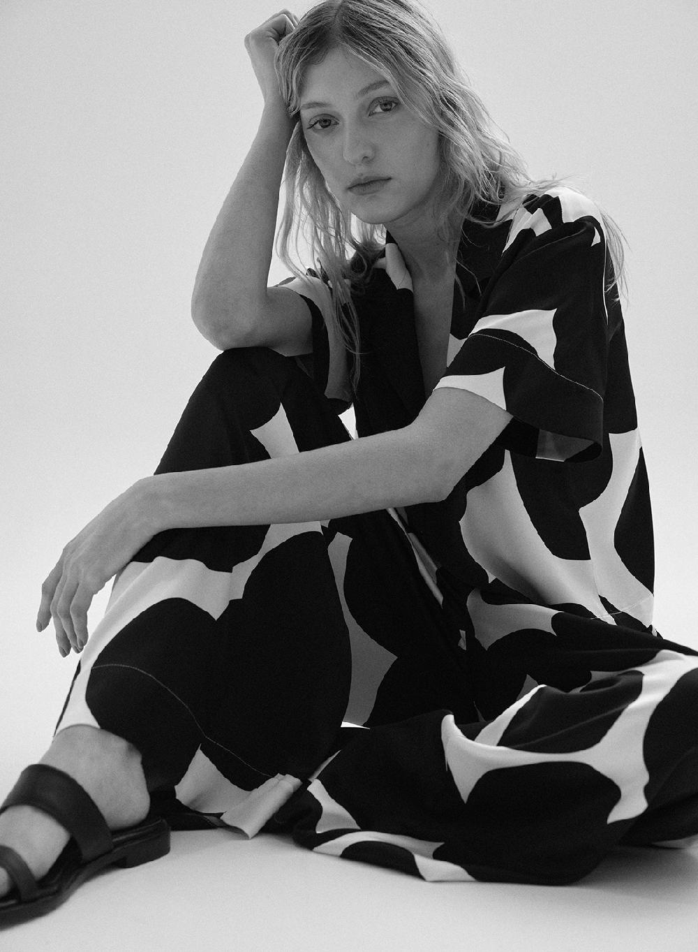 Etiqueta negra CAMISA SATEN ESTAMPADO