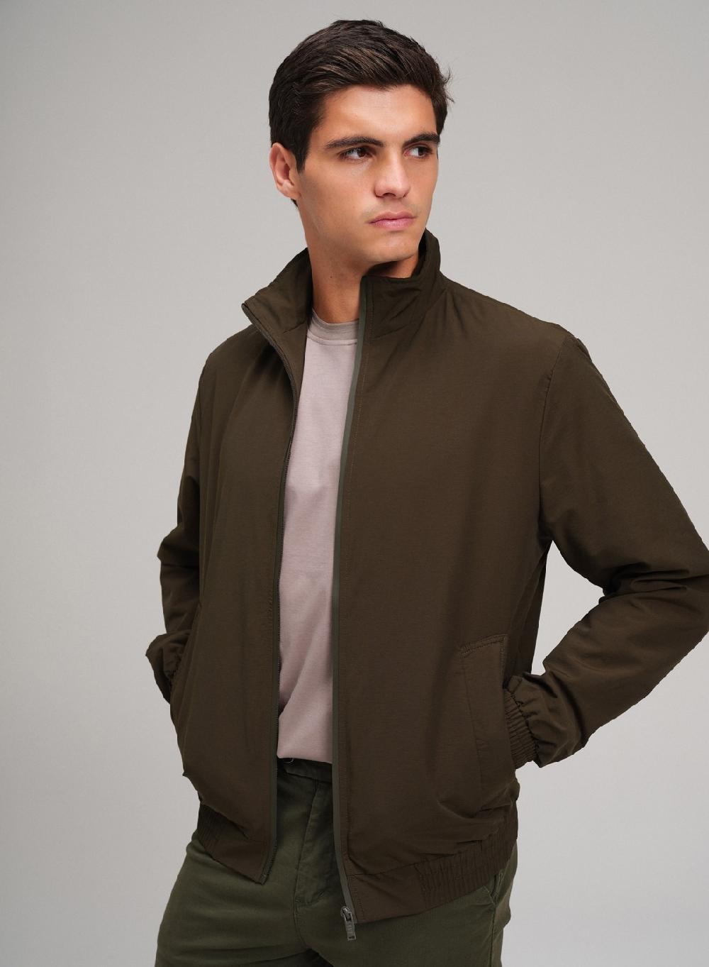 Etiqueta negra Campera basica cierre engomado