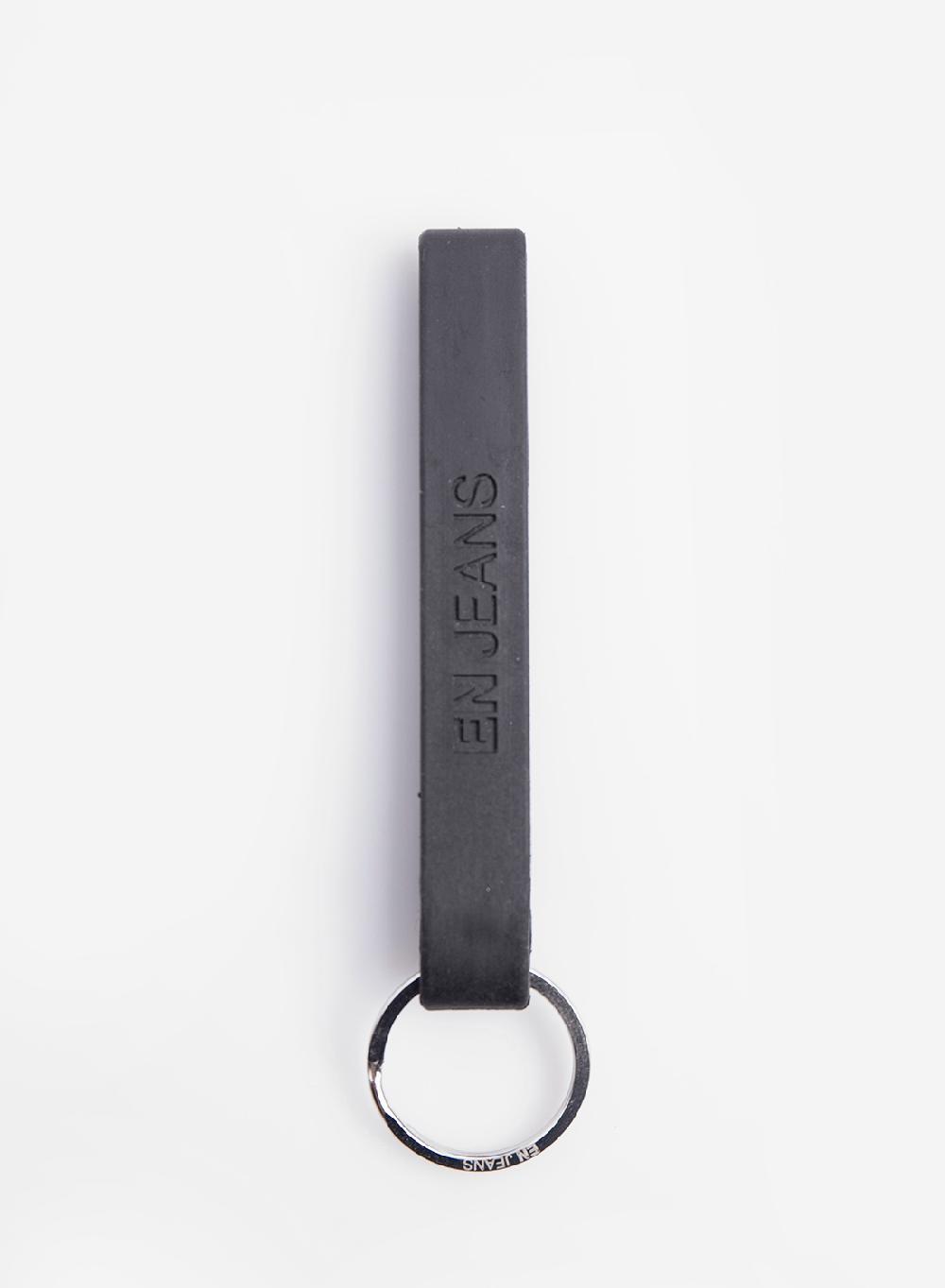 Etiqueta negra Llavero EN jeans