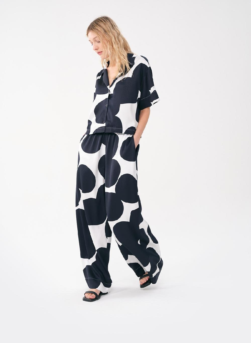 Etiqueta negra Pantalon Saten Estampado