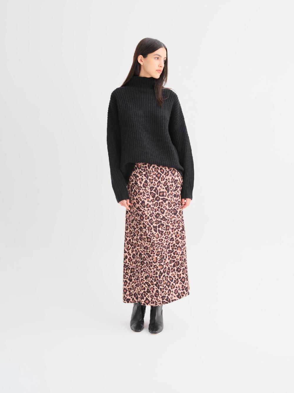 Etiqueta negra Pollera saten estampada