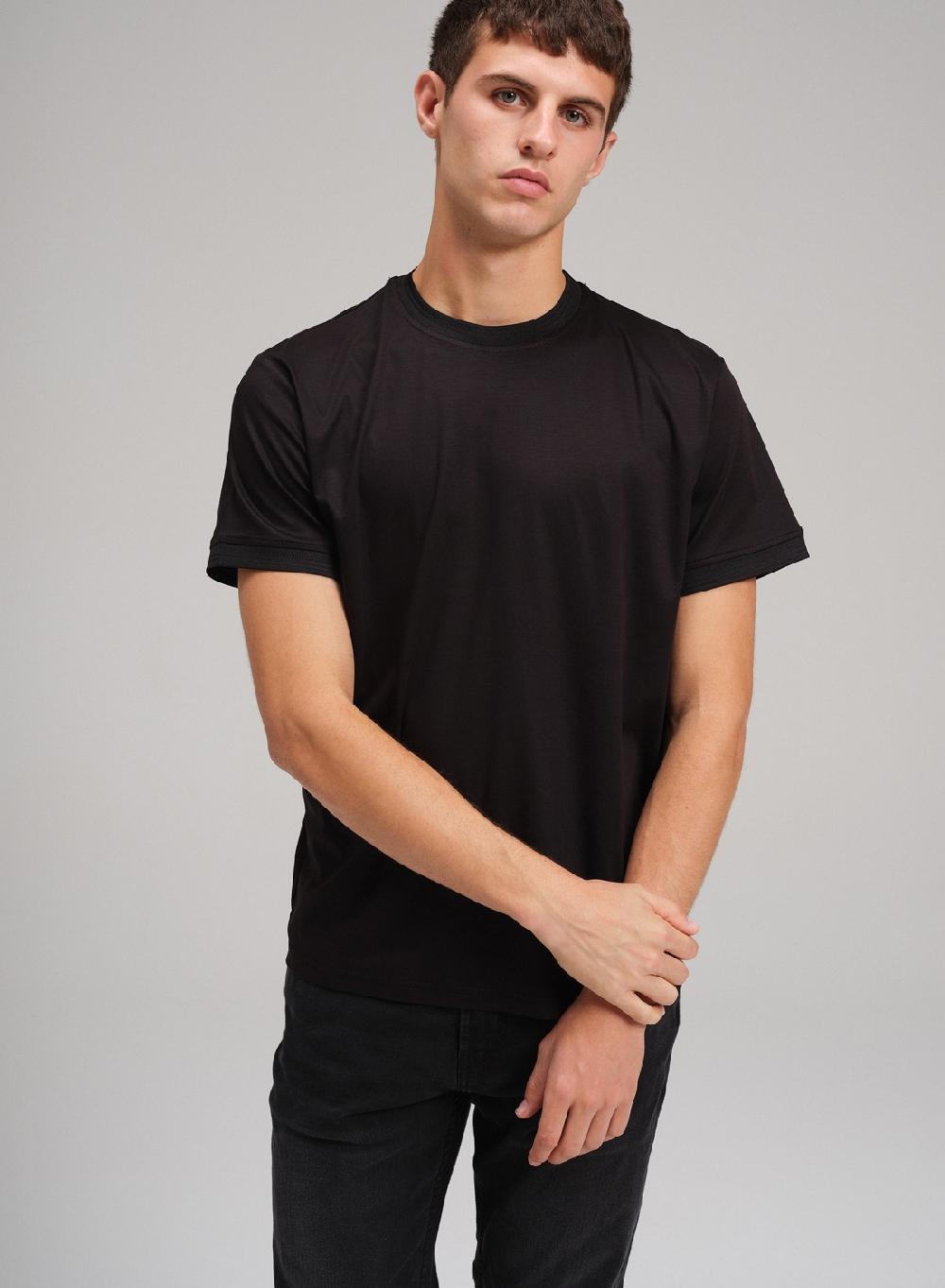 Etiqueta negra Remera cuello U algodon seda